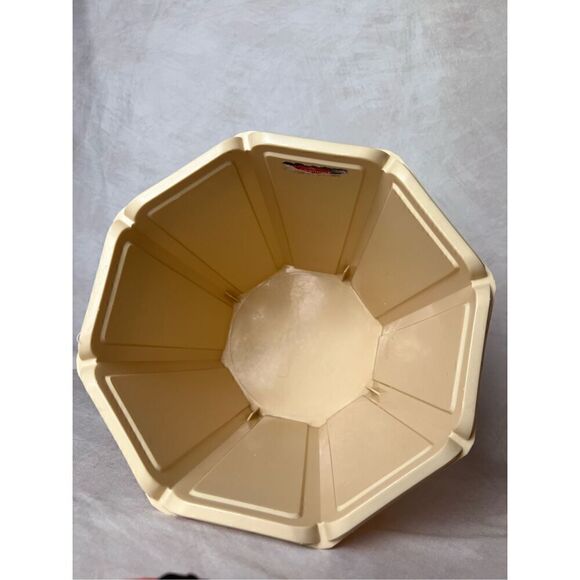 Vintage Rubbermaid Trashcan Waste Bin - Picture 4 of 8